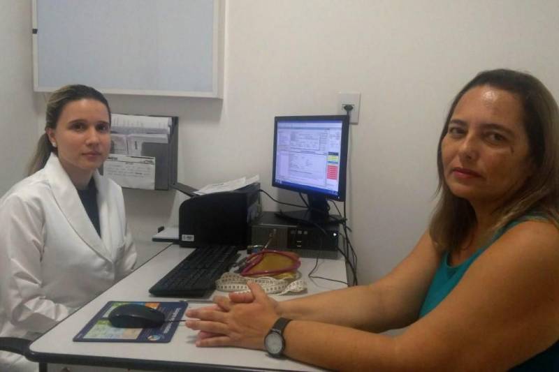 Avaliação mais precisa da composição corporal na análise da quantidade de músculos, ossos, água e gordura no corpo humano. São alguns dos principais benefícios oferecidos pelo exame de bioimpedância que é a mais nova tecnologia à disposição dos usuários do Hospital Jean Bitar (HJB), em Belém (PA), que auxilia na assistência durante a rotina de consultas ambulatoriais na especialidade de endocrinologia. Na foto, a autônoma Ana Cláudia Porto Matos que aos 47 anos, que ao iniciar acompanhamento para a cirurgia bariátrica no Hospital Jean Bitar, pesava 120 quilos e após o procedimento cirúrgico, realizado dia 30 de janeiro deste ano, já conseguiu reduzir para 98 kg.
FOTO: ASCOM HJB
DATA: 13.04.2018
BELÉM - PARÁ <div class='credito_fotos'>Foto: ASCOM HJB | <a href='/midias/2018/originais/1964125e-e615-4439-8640-aee8dd226479.jpg' download><i class='fa-solid fa-download'></i> Download</a></div>