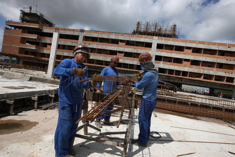 O Hospital Regional de Castanhal, referência para 21 municípios da região nordeste do estado, está com as obras em estágio avançado (foto). A informação foi dada por integrantes do governo do estado que visitaram as obras do hospital nesta quarta-feira, 20. "Será um grande e moderno hospital preparado para atendimentos de alta e média complexidades, muito bem equipado", disse o secretário de Saúde do Estado, Vitor Mateus, que acompanhou o governador durante a visita, ao lado do secretário estadual de Obras, Rui Klautau de Mendonça e do prefeito de Castanhal, Pedro Coelho, que aprovou o projeto. "Um dos nossos maiores problemas na área de saúde vai finalmente ter solução", disse o prefeito. "Muitas vezes, em casos graves, temos de deslocar os pacientes para Belém ou Paragominas, sob risco deles não suportarem a viagem. Com esse hospital, que vai ter inclusive tratamento oncológico, isso não será mais necessário" completou Pedro Coelho. 

FOTO: ANTÔNIO SILVA / AG. PARÁ
DATA: 20.06.2018
BELÉM - PARÁ <div class='credito_fotos'>Foto: Antônio Silva/Ag. Pará   |   <a href='/midias/2018/originais/19669277-0e89-4082-af11-e8eff2a1c136.jpg' download><i class='fa-solid fa-download'></i> Download</a></div>