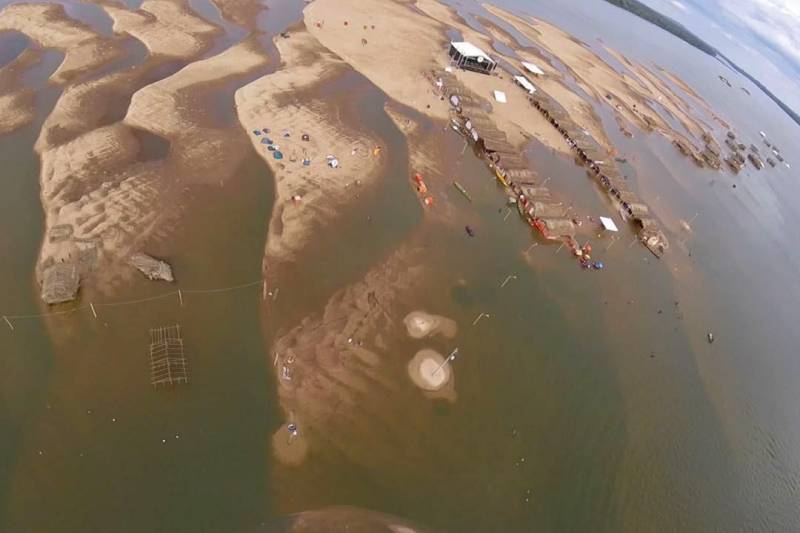 A 100 quilômetros de Marabá, a cidade de Palestina do Pará se torna um recanto para os veranistas que procuram nas águas do Araguaia descanso, contemplação da natureza e diversão.
FOTO: GRUPAMENTO DE PARAQUEDISMO / DIVULGAÇÃO
DATA: 08.07.2018
PALESTINA DO PARÁ - PARÁ <div class='credito_fotos'>Foto: ASCOM CRGSP | <a href='/midias/2018/originais/1966e57c-b2bc-4dfb-8a45-c715b7f63c37.jpg' download><i class='fa-solid fa-download'></i> Download</a></div>