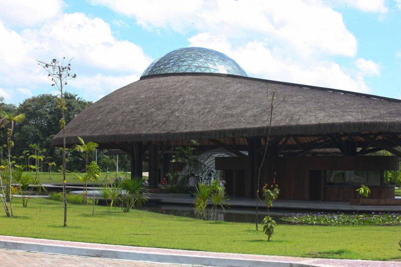 O Parque Estadual do Utinga (PEUt) o mais importante espaço de preservação e estudo da biodiversidade dentro da Região Metropolitana de Belém será reaberto à população a partir desta sexta,16, a partir das 16h30, com apresentações artísticas, com o Boi Veludinho, crianças do Pro Paz e a premiada Orquestra Sinfônica do Theatro da Paz. A apresentação será em um espaço ao ar livre e não será necessária a retirada de ingressos, por esse motivo, a recomendação é que o público chegue cedo, porque a entrada será fechada quando o espaço estiver lotado. No sábado, será realizada uma grande caminhada, a partir das 8 horas, com paradas para informações educativas sobre a fauna, flora e sobre os novos espaços. Por conta da grande quantidade de pessoas, incluindo crianças e idosos, o Corpo de Bombeiros recomendou e, a organização do evento acatou, a necessidade de se evitar durante a manhã do sábado o trânsito de veículos sobre rodas, como carros, bicicletas, skates e patins. Depois das 12 horas e durante todo o funcionamento do parque, a entrada e o uso por praticantes desta modalidade está completamente liberada. No domingo, o parque abrirá às 5h30 e funcionará até as 17h, assim como nos outros dias, de segunda a segunda. As atividades de manutenção do espaço vão requerer que o parque seja fechado para acesso ao público eventualmente, mas essas datas serão definidas de acordo com a demanda.
FOTO: IGOR BRANDÃO / AG PARÁ
DATA: 15.03.2018
BELÉM - PARÁ <div class='credito_fotos'>Foto: IGOR BRANDÃO / AG. PARÁ | <a href='/midias/2018/originais/196af78f-9957-44c6-912b-08beaa772eef.jpg' download><i class='fa-solid fa-download'></i> Download</a></div>