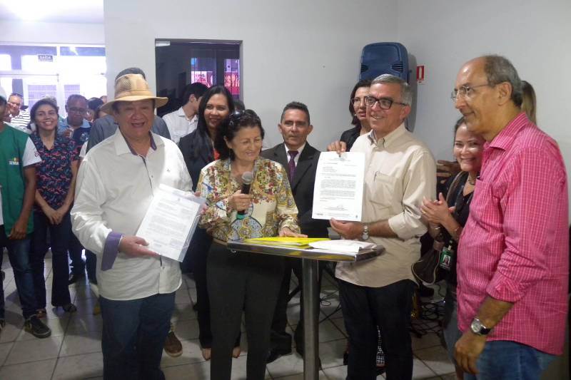 O diretor de Gestão da Biodiversidade (DGBio) do Instituto de Desenvolvimento Florestal e da Biodiversidade (Ideflor-bio), Crisomar Lobato, e a Técnica de Criação de Unidades de Conservação, Jocilete Ribeiro, entregaram à Prefeitura Municipal de Castanhal, na quinta-feira, 10, os documentos necessários para a criação do Parque Natural Municipal de Castanhal (PNMC).
FOTO: ASCOM IDEFLOR-BIO
DATA: 11.05.2018
CASTANHAL - PARÁ <div class='credito_fotos'>Foto: Ascom Ideflor-Bio | <a href='/midias/2018/originais/197a5776-9772-41b5-844c-b32fd1081e5b.jpg' download><i class='fa-solid fa-download'></i> Download</a></div>