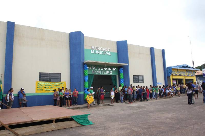 "Agora a população terá um lugar mais organizado, com mais higiene para comprar seu pescado e a sua carne. E pra gente que possui restaurante é melhor ainda, pois além da facilidade de adquirir os alimentos, o mercado também atrai clientes", comemorou Jaqueline Cardoso, 20 anos, que possui um ponto de venda de comidas em frente ao Mercado Municipal José Noronha Monteiro, no distrito de Boa Vista, em Quatipuru, no nordeste paraense. O espaço foi entregue oficialmente à população nesta segunda-feira (19), assim como as obras de pavimentação asfáltica da PA-446 e de cinco pontes em concreto ao longo da rodovia. A cerimônia contou com a presença do governador Simão Jatene, parlamentares, prefeitos da região entre outras autoridades locais. "Essas são importantes obras que vão beneficiar não só a população de Quatipuru, mas de toda a região. E faço questão de ressaltar que em todas elas existe o dinheiro dos impostos que todos nós paraenses pagamos. Esse é o retorno que fazemos questão de dar à população. Nós gestores somos apenas instrumentos desse grande desenvolvimento, quem financia é o povo", afirmou o governador Simão Jatene.
FOTO: CRISTINO MARTINS / AG. PARÁ
DATA: 19.03.2018
QUATIPURU - PARÁ <div class='credito_fotos'>Foto: Cristino Martins/Ag. Pará | <a href='/midias/2018/originais/19854503-84ce-4db2-9ef4-43ca8377416c.jpg' download><i class='fa-solid fa-download'></i> Download</a></div>
