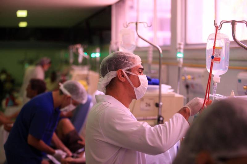 A hemodiálise é um tratamento que consiste na remoção do líquido e substâncias tóxicas do sangue. A terapia de substituição renal é realizada em pacientes portadores de insuficiência renal crônica ou aguda, já que nesses casos o organismo não consegue eliminar tais substâncias devido à falência dos mecanismos excretores renais. Vinculado ao Hospital de Clínicas Gaspar Vianna, o Centro Monteiro Leite funciona há sete anos. Oferece 198 vagas para o tratamento ambulatorial, com 35 máquinas de hemodiálise, que funcionam em três turnos durante seis dias por semana, de segunda-feira a sábado. A unidade faz parte da política de ampliação dos serviços de hemodiálise do Governo do Estado, intensificada a partir de 2011.

FOTO: SIDNEY OLIVEIRA/AG. PARÁ
DATA: 25.11.2018
BELÉM - PARÁ <div class='credito_fotos'>Foto: Sidney Oliveira/Ag. Pará   |   <a href='/midias/2018/originais/199354e6-aeb4-487e-b4ba-e81e55fa8db1.jpg' download><i class='fa-solid fa-download'></i> Download</a></div>