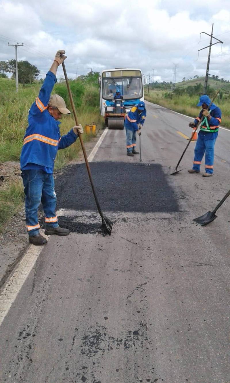 Após as fortes chuvas que têm prejudicado o acesso e a trafegabilidade em algumas rodovias do Pará, a Secretaria de Estado de Transporte (Setran) já identificou e iniciou as ações para recuperar a trafegabilidade das vias. O monitoramento da Secretaria é contínuo e acontece em mais de 7.000 km para garantir, principalmente, o direito de ir e vir dos cidadãos. Até o momento, sete rodovias estão com problemas. A PA-127 teve a interrupção de uma faixa da via em dois trechos. No Km 1, de Igarapé-Açu a Maracanã e no Km 16, da BR-316 a São Domingos do Capim. A interrupção ocorreu após o rompimento das cabeceiras dos bueiros de drenagem. No local, ações emergenciais estão sendo planejadas. Na PA-380, do trecho da BR-361 a Bonito, uma tubulação elevou parte da pista, que foi interrompida, funcionando apenas uma faixa. A situação será analisada para realizar o planejamento da intervenção. Há risco de rompimento total da pista, que encontra-se sinalizada no local de interdição. Na foto, obras de recapagem na PA-279.

FOTO: ASCOM / SETRAN
DATA: 12.04.2018
PARAGOMINAS - PARÁ <div class='credito_fotos'>Foto: ASCOM SETRAN   |   <a href='/midias/2018/originais/19938959-34d2-4a01-bd2e-f6e3536fd044.jpg' download><i class='fa-solid fa-download'></i> Download</a></div>