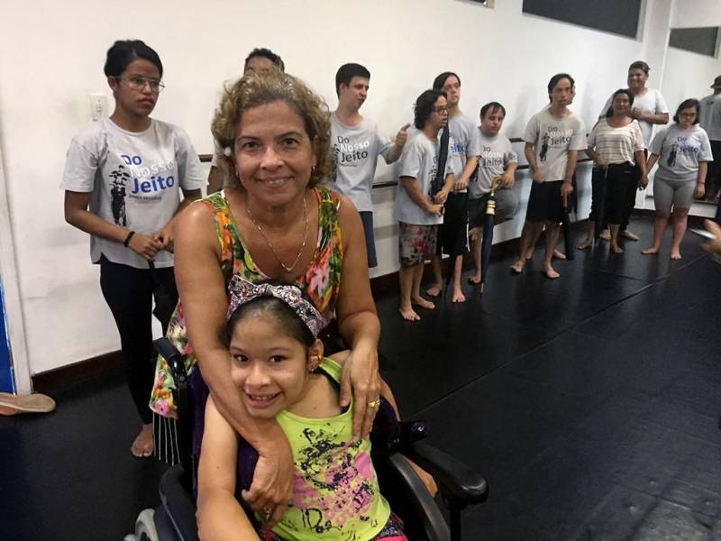 Sintonia, entusiasmo e uma energia contagiante, é assim o ensaio dos mais de 60 alunos do Projeto “Do Nosso Jeito” da Fundação Cultural do Pará. A sala de Dança na Casa da Artes fica repleta de risos, dança e brilho nos olhos dos alunos, instrutores e pais das crianças, jovens e adultos do projeto.
FOTO: ASCOM FCP
DATA: 16.11.2018
BELÉM - PARÁ <div class='credito_fotos'>Foto: ASCOM FCP | <a href='/midias/2018/originais/19939cef-8263-41c1-b8c0-e2b97baf828d.jpg' download><i class='fa-solid fa-download'></i> Download</a></div>