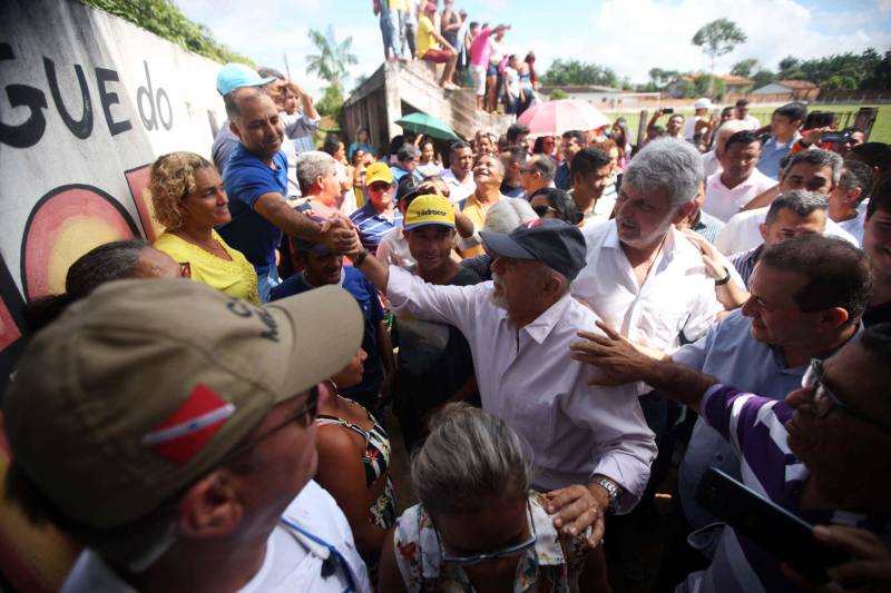 O governo do Pará dá seguimento às ações de reconhecimento de propriedade de terras em todas as regiões do Estado com a entrega, na manhã desta sexta-feira (16), de 124 títulos para pequenos produtores rurais do município de Bujaru, no nordeste paraense. A cerimônia, realizada no Sindicato de Produtores Rurais do município, foi conduzida pelo governador Simão Jatene e contou com a presença de secretários de Estado, parlamentares, prefeitos e autoridades da região. Os documentos expedidos pelo Instituto de Terras do Pará (Iterpa) vão atender famílias que residem em 15 comunidades do município, entre elas a Jutai, Igarapezinho, Jabatiteua, Guajará-Miri, Guajará-Açu, Ramal do Puxador, Ramal do Caiti, Santa Maria, São Luiz, Cajuíra, entre outras localizadas ao longo da Rodovia PA-140, totalizando mais de 6 mil hectares de áreas tituladas.
FOTO: THIAGO GOMES / AG PARÁ
DATA: 16.02.2018
BUJARÚ - PARÁ <div class='credito_fotos'>Foto: Thiago Gomes /Ag. Pará | <a href='/midias/2018/originais/19955c6a-222e-48f0-aeb3-67c8503f0d1e.jpg' download><i class='fa-solid fa-download'></i> Download</a></div>