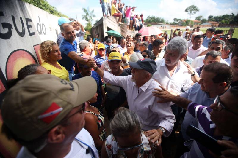 O governo do Pará dá seguimento às ações de reconhecimento de propriedade de terras em todas as regiões do Estado com a entrega, na manhã desta sexta-feira (16), de 124 títulos para pequenos produtores rurais do município de Bujaru, no nordeste paraense. A cerimônia, realizada no Sindicato de Produtores Rurais do município, foi conduzida pelo governador Simão Jatene e contou com a presença de secretários de Estado, parlamentares, prefeitos e autoridades da região. Os documentos expedidos pelo Instituto de Terras do Pará (Iterpa) vão atender famílias que residem em 15 comunidades do município, entre elas a Jutai, Igarapezinho, Jabatiteua, Guajará-Miri, Guajará-Açu, Ramal do Puxador, Ramal do Caiti, Santa Maria, São Luiz, Cajuíra,  entre outras localizadas ao longo da Rodovia PA-140, totalizando mais de 6 mil hectares de áreas tituladas.

FOTO: THIAGO GOMES / AG PARÁ
DATA: 16.02.2018
BUJARÚ - PARÁ <div class='credito_fotos'>Foto: Thiago Gomes /Ag. Pará   |   <a href='/midias/2018/originais/19955c6a-222e-48f0-aeb3-67c8503f0d1e.jpg' download><i class='fa-solid fa-download'></i> Download</a></div>