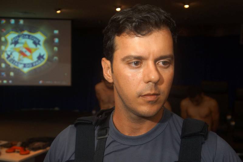 Policiais civis prenderam nesta terça-feira (5) um grupo acusado de roubos de veículos em Belém. As prisões foram realizadas em Marituba, município da Região Metropolitana, por policiais da Delegacia de Repressão a Furtos e Roubos de Veículos Automotores (DRFVA), vinculada à Divisão de Repressão ao Crime Organizado (DRCO). Na foto, o delegado Thiago Dias.
FOTO: ASCOM / POLÍCIA CIVIL
DATA: 05.06.2018
BELÉM - PARÁ <div class='credito_fotos'>Foto: Ascom Polícia Civil | <a href='/midias/2018/originais/1995855c-c39b-4113-be4c-d5506e61a8c0.jpg' download><i class='fa-solid fa-download'></i> Download</a></div>