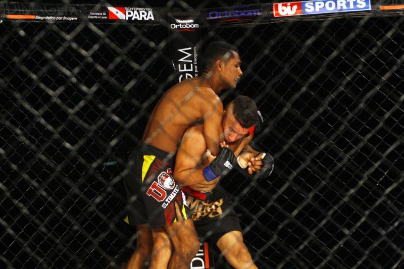O mundo do MMA conheceu neste sábado os novos guerreiros paraenses. Dos 34 lutadores que entraram no octógono do Jungle Fight 93, 31 representaram o estado. Destaque para Ivanildo Monstrinho e Francisco Figueiredo, que conquistaram os cinturões interinos das categorias 57kg e 61kg, respectivamente, diante do público que lotou o Centro de Convenções da Amazônia – Hangar, com apoio da Secretaria de Estado de Esporte e Lazer.
FOTO: THIAGO GOMES / AG. PARÁ
DATA: 28.04.2018
BELÉM - PARÁ <div class='credito_fotos'>Foto: Thiago Gomes /Ag. Pará | <a href='/midias/2018/originais/1996775d-c2b6-4206-aa1c-0ee66b58959b.jpg' download><i class='fa-solid fa-download'></i> Download</a></div>