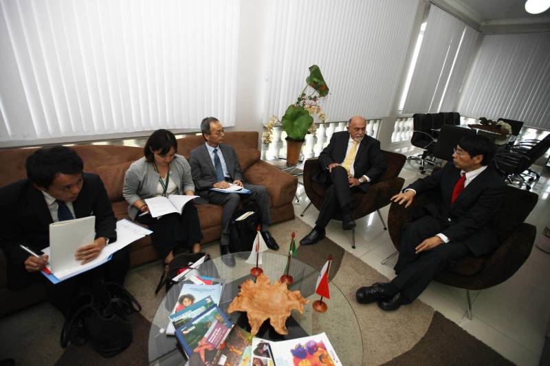 As relações comerciais e culturais entre o Pará e o Japão, além da possibilidade de novos investimentos em áreas estratégicas como infraestrutura viária, saúde e educação estiveram em pauta durante encontro entre o novo Embaixador do Japão no Brasil, Akira Yamada, e o governador Simão Jatene. A reunião ocorreu na tarde desta segunda-feira (28), no Palácio do Governo, em Belém. O representante do governo japonês e comitiva vieram ao Estado para uma série de visitas aos empreendimentos e comunidades Nikkeis em função dos 110 anos da Imigração Japonesa no Brasil. “Viemos agradecer a parceria e a relação do Pará com toda a comunidade japonesa que aqui reside. São pessoas que contribuíram e que continuam trabalhando para o desenvolvimento do Estado”, afirmou o embaixador Akira Yamada.
FOTO: ANTÔNIO SILVA / AG. PARÁ
DATA: 28.05.2018
BELÉM - PARÁ <div class='credito_fotos'>Foto: Antônio Silva/Ag. Pará | <a href='/midias/2018/originais/1998c22d-6efe-4f37-ae15-10f03d952fed.jpg' download><i class='fa-solid fa-download'></i> Download</a></div>