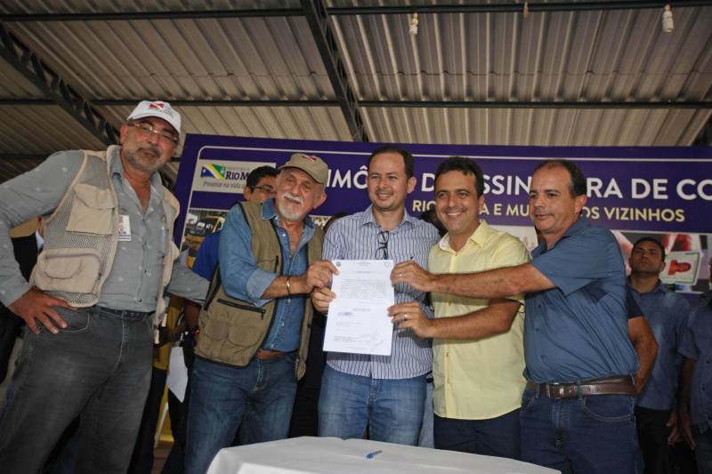 Onze municípios do sul e sudeste paraense recebem recursos do Estado para recuperar ruas e vicinais atingidas pelas enchentes e fortes chuvas que caem na região. Em agenda oficial nesta sexta-feira (6), o governador Simão Jatene assinou, pela manhã, no Parque de Exposições Valeu Boi Leilões, em Rio Maria, os convênios que garantem o repasse de cerca de R$ 4 milhões. As obras de caráter emergencial serão executadas pelas prefeituras em parceria com a Secretaria de Estado de Transportes (Setran). O objetivo é recuperar a trafegabilidade nessas localidades e assegurar o direito de ir e vir da população. Na manhã desta sexta, foram assinados nove convênios (foto), com os municípios de Redenção, Pau D’Arco, São Félix do Xingu, Santa Maria das Barreiras, Tucumã, Água Azul do Norte, Xinguara, Bannach e Rio Maria. Além da Setran, participam da ação o Centro Regional de Governo do Sudeste do Pará e a Defesa Civil. “O valor do investimento em cada município vai depender da necessidade verificada pelas equipes do Estado e das prefeituras. O recurso não será usado para reconstruir vias, mas para restabelecer a trafegabilidade”, disse o secretário de Transportes, Kléber Menezes.
FOTO: ANTÔNIO SILVA / AG. PARÁ
DATA: 06.04.2018
RIO MARIA - PARÁ <div class='credito_fotos'>Foto: Antônio Silva/Ag. Pará | <a href='/midias/2018/originais/19a69d60-81ff-476b-9624-e470ce688ede.jpg' download><i class='fa-solid fa-download'></i> Download</a></div>