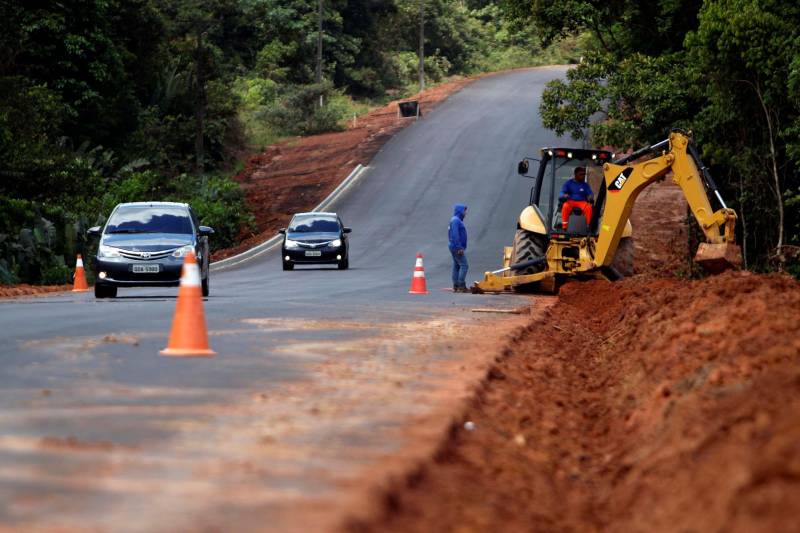 Em Santo Antônio do Tauá o governo está executando a obra de pavimentação asfáltica da PA-242 (foto), um trecho de 27 quilômetros que recebe investimentos de R$ 31.390.157,68. A rodovia atende os municípios de Igarapé-Açu, Nova Timboteua, Peixe-Boi e Capanema, interligando-se às PAs 140 e 136.
FOTO: THIAGO GOMES / AG. PARÁ
DATA: 11.01.2018
SANTO ANTÔNIO DO TAUÁ - PARÁ <div class='credito_fotos'>Foto: Thiago Gomes /Ag. Pará | <a href='/midias/2018/originais/19ae51a4-7532-4718-9846-692a81053ece.jpg' download><i class='fa-solid fa-download'></i> Download</a></div>