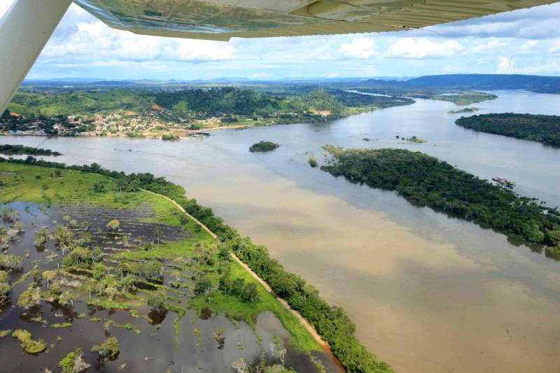 Está quase tudo pronto para a 6ª Semana dos Povos Indígenas, que começa neste domingo (15), em São Félix do Xingu, no sudeste do Pará. Na foto, encontro dos Rios Xingu e Fresco
FOTO: RODOLFO OLIVEIRA / AG. PARÁ
DATA: 15.04.2018
SÃO FÉLIX DO XINGU - PARÁ <div class='credito_fotos'>Foto: Rodolfo Oliveira/Ag. Pará | <a href='/midias/2018/originais/19b103b0-f75c-4aaa-ada1-c55ed371ee03.jpg' download><i class='fa-solid fa-download'></i> Download</a></div>