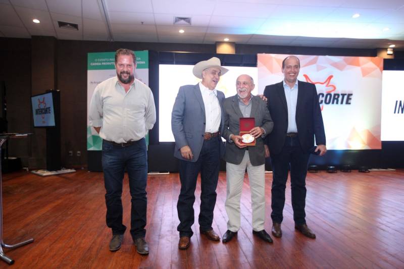 A pecuária é uma das principais cadeias produtivas do Pará, que se destaca no cenário nacional por possuir o quinto maior rebanho bovino, com mais de 20 milhões de cabeças. A importância do Estado na cadeia produtiva brasileira é destaque na InterCorte, evento que reúne iniciativas em prol do desenvolvimento do setor. A abertura, na noite desta segunda-feira, 21, no Carajás Centro de Convenções, em Marabá, sudeste paraense, contou com a presença do governador Simão Jatene, parlamentares e autoridades locais. O poder legislativo concedeu, ainda, a Medalha do Mérito Legislativo "Newton Miranda" (foto) para sete personalidades do setor produtivo agropecuário que tenham contribuído direta ou indiretamente para o engrandecimento do Estado.

FOTO: THIAGO GOMES / AG. PARÁ
DATA: 21.05.2018
MARABÁ - PARÁ <div class='credito_fotos'>Foto: Thiago Gomes /Ag. Pará   |   <a href='/midias/2018/originais/19bda5be-0ad5-4562-b02c-581d6cc1b0c5.jpg' download><i class='fa-solid fa-download'></i> Download</a></div>