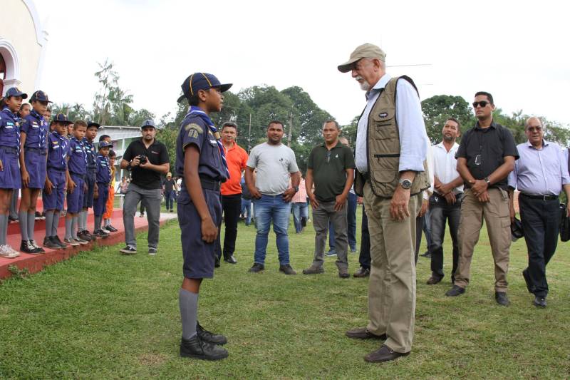 Cento e dezoito famílias da comunidade quilombola do Caeté, no município de Abaetetuba, no nordeste do Estado, foram beneficiadas com um título coletivo de terra. Com o documento, o Governo do Estado, por meio do Instituto de Terras do Pará (Iterpa), reconhece o direito de uma população que há décadas ocupa e trabalha na área. A cerimônia de entrega ocorreu na manhã deste sábado (24), no Centro Comunitário, e contou com a participação do governador Simão Jatene. A área titulada corresponde a cerca de 1.400 hectares. Agora, devidamente respaldadas, as famílias poderão ter acesso a empréstimos, políticas públicas, entre outros benefícios que possibilitam o desenvolvimento da sua produção e a continuidade de suas tradições. “Com o documento de terra a comunidade passa a ter segurança jurídica e acesso a créditos, financiamentos e outros benefícios que antes não lhes era permitido. Além disso, agora eles poderão produzir com mais segurança, mantendo a terra entre as futuras gerações”, afirmou o governador Simão Jatene.
FOTO: CRISTINO MARTINS / AG. PARÁ
DATA: 24.03.2018
ABAETETUBA - PARÁ
<div class='credito_fotos'>Foto: Cristino Martins/Ag. Pará | <a href='/midias/2018/originais/19bf31cd-3b0b-4555-9c75-dca4c79dcfce.jpg' download><i class='fa-solid fa-download'></i> Download</a></div>