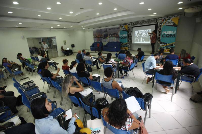 Primeiro dia do Publicom - Encontro de Comunicação do Pará, na noite desta quinta-feira, 12, na sede da Associação Comercial, Industrial e Agro Pastoril de Altamira (Aciapa), em Altamira. A programação do Publicom Altamira teve início às 14h, com a oficina “Design para não designers”, um papo descontraído e interativo entre o publicitário e designer Filipe Almeida (foto) e cerca de 80 profissionais e estudantes de diversas áreas interessados em aprender mais sobre como criar ou melhorar sua identidade visual.
FOTO: MARCELO LELIS / AG. PARÁ
DATA: 12.04.2018
ALTAMIRA - PARÁ <div class='credito_fotos'>Foto: Marcelo Lelis / Ag. Pará | <a href='/midias/2018/originais/19ceed41-5f7e-47fb-8fdd-0cb47e8d4608.jpg' download><i class='fa-solid fa-download'></i> Download</a></div>