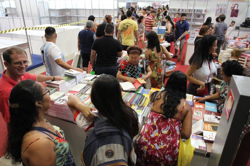 Uma programação extensa e diversificada marcou a abertura das atividades da XXII Feira Pan-Amazônica do Livro (foto) neste sábado (2), no Hangar – Centro de Convenções e Feiras da Amazônia, em Belém. Um grande público compareceu no primeiro dia, aproveitando as atrações culturais e as exposições nos estandes de livros.

FOTO: CRISTINO MARTINS / AG. PARÁ
DATA: 02.06.2018
BELÉM - PARÁ <div class='credito_fotos'>Foto: Cristino Martins/Ag. Pará   |   <a href='/midias/2018/originais/19db93d7-43da-41bf-a36a-bbfd6d1429d4.jpg' download><i class='fa-solid fa-download'></i> Download</a></div>