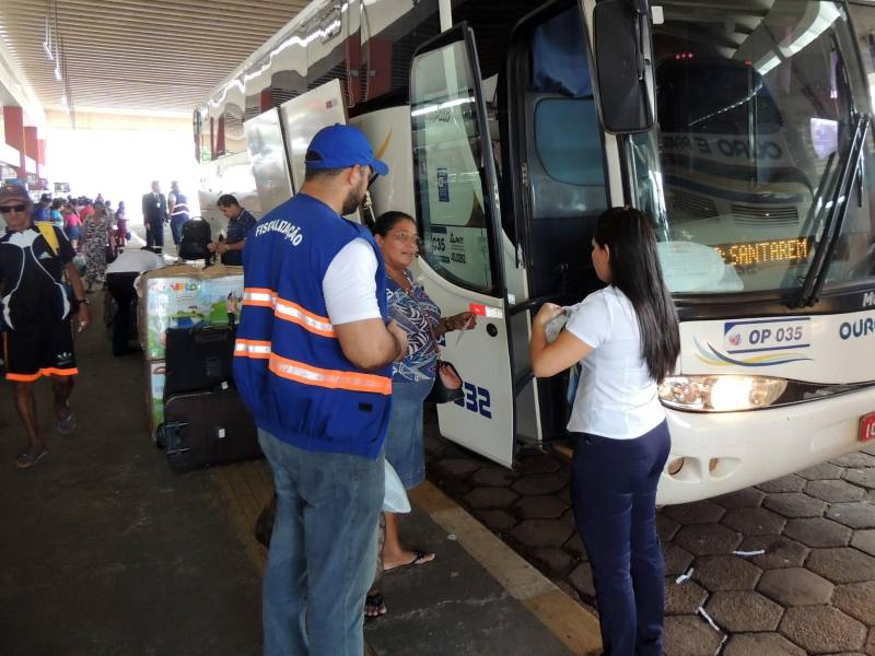 Neste final de ano, as equipes da Agência de Regulação e Controle de Serviços Públicos do Estado do Pará (Arcon-PA) atuarão em Belém e nas demais regiões do Estado. Até o dia 1º de janeiro de 2018, as fiscalizações são intensificadas, com foco em evitar atrasos nos horários de partida dos veículos dentro dos terminais, excesso de lotação e coibir o transporte não regularizado. Serão destacados aproximadamente 70 servidores de ambos os modais para atuar na fiscalização do transporte intermunicipal de passageiros em mais de 25 localidades. Os agentes do grupo rodoviário estarão presentes em Santa Maria, Capanema, Bragança, Salinópolis, Mosqueiro, Alça Viária, Apeú, Altamira, Marabá, Abaetetuba, Santarém, Castanhal e no Terminal Rodoviário de Belém, com uma equipe de plantão. Na foto, ação da Arcon no Terminal Rodoviário de Belém.
FOTO: ASCOM / ARCON
DATA: 28.12.2017
BELÉM - PARÁ <div class='credito_fotos'>Foto: ASCOM / ARCON | <a href='/midias/2018/originais/19e59c6d-17fa-419b-b649-f0a2d3693eeb.jpg' download><i class='fa-solid fa-download'></i> Download</a></div>