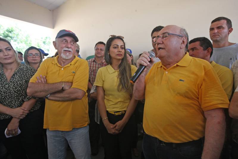 No último dia 14, a dona de casa Francisca Correa foi assaltada quando saia da igreja, no município de Primavera, nordeste do estado. dois rapazes a derrubaram da bicicleta e levaram sua bolsa. Francisca acabou se tornando uma das primeiras usuárias da nova Unidade Integrada de Polícia Pro Paz (UIPP) em Primavera. "Cheguei, fui rapidamente atendida e os dois rapazes já foram, inclusive, presos", disse. Francisca, que voltou à UIPP nessa segunda-feira, dia 19, para buscar o boletim de ocorrência. Coincidentemente, o mesmo dia em que a unidade foi oficialmente entregue à população pelo governador Simão Jatene. Não que a gente goste de vir aqui, né?", afirmou Francisca. Delegacia nunca é bom, completou a dona de casa. "Mas, quando a gente chega num lugar novo e é bem atendida, aí se sente mais tranquila, principalmente numa hora de sofrimento como essa, de um assalto", concluiu.
FOTO: RODOLFO OLIVEIRA / AG. PARÁ
DATA: 19.03.2018
PRIMAVERA - PARÁ <div class='credito_fotos'>Foto: Rodolfo Oliveira/Ag. Pará | <a href='/midias/2018/originais/19e8e460-605d-4378-b95f-b9977c9464c9.jpg' download><i class='fa-solid fa-download'></i> Download</a></div>