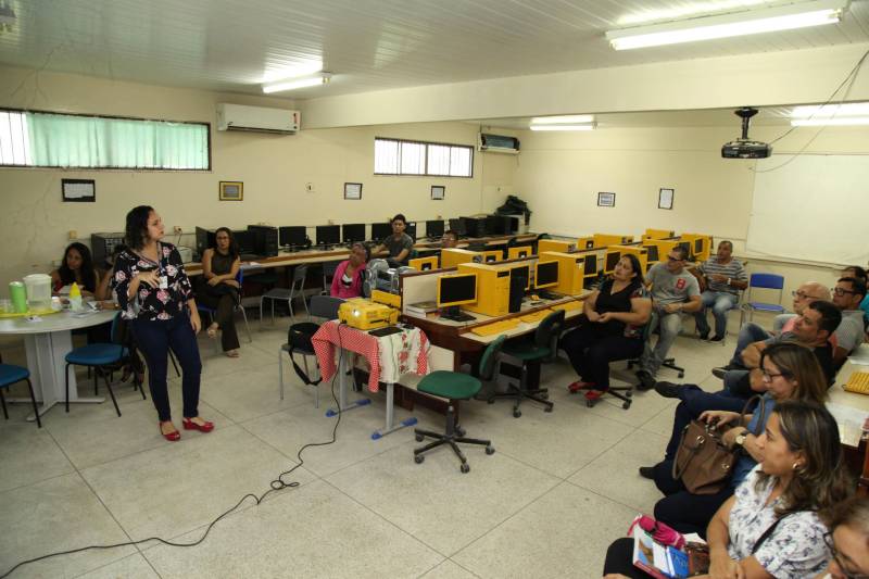 Nesta segunda-feira (5), a Secretaria de Estado de Justiça e Direitos Humanos do Pará (Sejudh) apresentou a docentes e alunos da Estadual Professora Ruth Rosita de Nazaré Gonzales, do bairro do Guamá, em Belém, o projeto ‘Escravo Nem Pensar’, desenvolvido pela ONG Repórter Brasil. A apresentação do projeto foi feita pela psicóloga da Sejudh, Roberta Flores (foto), que é integrante da Comissão Estadual de Erradicação do Trabalho Escravo (Coetrae/PA).
FOTO: WAGNER ALMEIDA / ASCOM SEJUDH
DATA: 05.02.2018
BELÉM - PARÁ <div class='credito_fotos'>Foto: Wagner Almeida/ Ascom Sejudh | <a href='/midias/2018/originais/19f356c4-a3ce-4886-a978-f1cc5ab8eb13.jpg' download><i class='fa-solid fa-download'></i> Download</a></div>