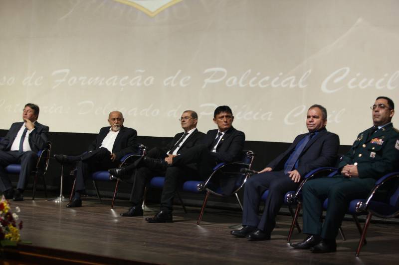 O Pará vai voltar a ter um delegado de polícia para cada município. A posse de 149 novos delegados da Polícia Civil, que aconteceu nesta segunda-feira (26) no Teatro Maria Sylvia Nunes, na Estação das Docas, vai garantir, com sobras, a cobertura completa dos 144 municípios do estado. Aprovados em concurso público, os novos delegados concluíram o curso de Formação da Polícia Civil do Pará no dia 15 deste mês. O curso foi o primeiro do Brasil a incluir sete disciplinas inéditas: Oratória, Atuação Policial frente aos Grupos Vulneráveis, Relacionamento com a Imprensa e Mídias Sociais, Abordagem Psicopatológica do Crime e da Violência, Investigação Financeira no Enfrentamento ao Crime de Lavagem de dinheiro, Noções Básicas de Enfrentamento às Fraudes Veiculares e Linguagem Brasileira de Sinais. O concurso aprovou ainda 300 investigadores, 180 escrivães e 20 papiloscopistas. Os novos policiais civis passaram por quatro meses de formação técnica e profissional na Acadepol. Com a nomeação, o próximo passo será a lotação dos novos servidores públicos nas unidades de Polícia Civil do estado, quando eles saberão em qual região do Pará trabalharão inicialmente.
FOTO: SYDNEY OLIVEIRA / AG. PARÁ
DATA: 26.02.2018
BELÉM - PARÁ <div class='credito_fotos'>Foto: Sidney Oliveira/Ag. Pará | <a href='/midias/2018/originais/19fdd982-ed84-4771-a117-18c7227d9b74.jpg' download><i class='fa-solid fa-download'></i> Download</a></div>
