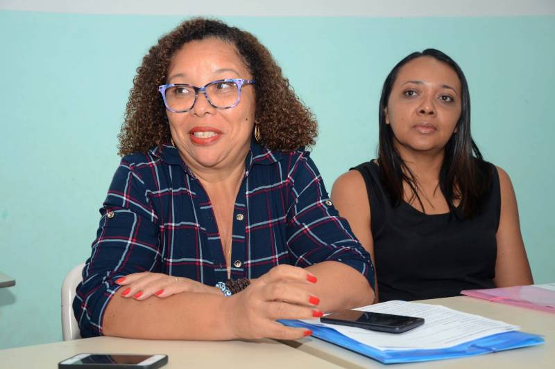 Melhorar os números do Índice de Desenvolvimento da Educação Básica (Ideb) a partir de ações articuladas nas escolas focalizando a eficiência no processo de alfabetização de alunos da 1ª e 2ª série da rede pública. Esse é o objetivo do “Mais Alfabetização”, um programa do Governo Federal que foi implantado desde o início do ano no Pará por meio da Diretoria de Educação Infantil e Fundamental da Secretaria de Estado de Educação (Seduc) e que teve resultados positivos em seu projeto piloto. Nos dias 11 e 12 de dezembro, a ideia de fazer uma espécie de intercâmbio de experiências entre duas escolas que aderiram ao programa surpreendeu. As escolas Lenira Teixeira Moura e Deputado Armando Correa assumiram o protagonismo de experimentar na prática a proposta do programa e compartilharam os resultados. Para a diretora Oneide Bojo, da Escola Lenira Teixeira Moura, do bairro da Cabanagem, em Belém, "O programa foi uma experiência muito positiva, principalmente por proporcionar um acompanhamento eficiente de cada aluno, por meio da ferramenta tecnológica disponibilizada pelo programa" <div class='credito_fotos'>Foto: ASCOM SEDUC   |   <a href='/midias/2018/originais/1_agenciapara_11851859-9ae4-4d52-81fe-81d4cb9aa0c1.jpg' download><i class='fa-solid fa-download'></i> Download</a></div>