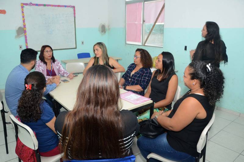 Melhorar os números do Índice de Desenvolvimento da Educação Básica (Ideb) a partir de ações articuladas nas escolas focalizando a eficiência no processo de alfabetização de alunos da 1ª e 2ª série da rede pública. Esse é o objetivo do “Mais Alfabetização”, um programa do Governo Federal que foi implantado desde o início do ano no Pará por meio da Diretoria de Educação Infantil e Fundamental da Secretaria de Estado de Educação (Seduc) e que teve resultados positivos em seu projeto piloto. Nos dias 11 e 12 de dezembro, a ideia de fazer uma espécie de intercâmbio de experiências entre duas escolas que aderiram ao programa surpreendeu. As escolas Lenira Teixeira Moura e Deputado Armando Correa assumiram o protagonismo de experimentar na prática a proposta do programa e compartilharam os resultados. Para a diretora Oneide Bojo, da Escola Lenira Teixeira Moura, do bairro da Cabanagem, em Belém, "O programa foi uma experiência muito positiva, principalmente por proporcionar um acompanhamento eficiente de cada aluno, por meio da ferramenta tecnológica disponibilizada pelo programa" <div class='credito_fotos'>Foto: ASCOM SEDUC   |   <a href='/midias/2018/originais/1_agenciapara_5e0899f6-fd72-4d7b-a723-80329cac0f64.jpg' download><i class='fa-solid fa-download'></i> Download</a></div>