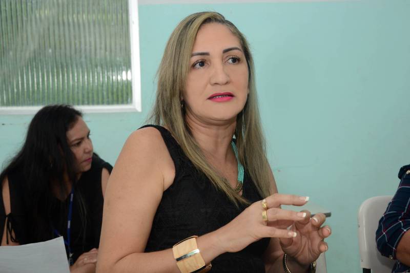 Melhorar os números do Índice de Desenvolvimento da Educação Básica (Ideb) a partir de ações articuladas nas escolas focalizando a eficiência no processo de alfabetização de alunos da 1ª e 2ª série da rede pública. Esse é o objetivo do “Mais Alfabetização”, um programa do Governo Federal que foi implantado desde o início do ano no Pará por meio da Diretoria de Educação Infantil e Fundamental da Secretaria de Estado de Educação (Seduc) e que teve resultados positivos em seu projeto piloto. Nos dias 11 e 12 de dezembro, a ideia de fazer uma espécie de intercâmbio de experiências entre duas escolas que aderiram ao programa surpreendeu. As escolas Lenira Teixeira Moura e Deputado Armando Correa assumiram o protagonismo de experimentar na prática a proposta do programa e compartilharam os resultados. Para a diretora Oneide Bojo, da Escola Lenira Teixeira Moura, do bairro da Cabanagem, em Belém, "O programa foi uma experiência muito positiva, principalmente por proporcionar um acompanhamento eficiente de cada aluno, por meio da ferramenta tecnológica disponibilizada pelo programa" <div class='credito_fotos'>Foto: ASCOM SEDUC   |   <a href='/midias/2018/originais/1_agenciapara_a01c2c5a-ecaa-470b-8eb2-9a9492038922.jpg' download><i class='fa-solid fa-download'></i> Download</a></div>