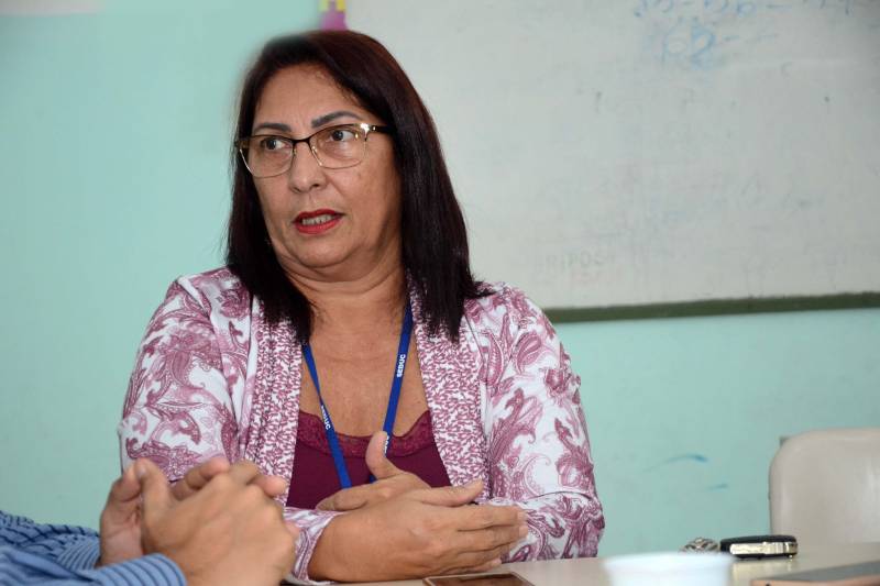 Melhorar os números do Índice de Desenvolvimento da Educação Básica (Ideb) a partir de ações articuladas nas escolas focalizando a eficiência no processo de alfabetização de alunos da 1ª e 2ª série da rede pública. Esse é o objetivo do “Mais Alfabetização”, um programa do Governo Federal que foi implantado desde o início do ano no Pará por meio da Diretoria de Educação Infantil e Fundamental da Secretaria de Estado de Educação (Seduc) e que teve resultados positivos em seu projeto piloto. Nos dias 11 e 12 de dezembro, a ideia de fazer uma espécie de intercâmbio de experiências entre duas escolas que aderiram ao programa surpreendeu. As escolas Lenira Teixeira Moura e Deputado Armando Correa assumiram o protagonismo de experimentar na prática a proposta do programa e compartilharam os resultados. Para a diretora Oneide Bojo, da Escola Lenira Teixeira Moura, do bairro da Cabanagem, em Belém, "O programa foi uma experiência muito positiva, principalmente por proporcionar um acompanhamento eficiente de cada aluno, por meio da ferramenta tecnológica disponibilizada pelo programa" <div class='credito_fotos'>Foto: ASCOM SEDUC   |   <a href='/midias/2018/originais/1_agenciapara_f7355232-d8e3-4d97-b6cc-a70bf41305a8.jpg' download><i class='fa-solid fa-download'></i> Download</a></div>