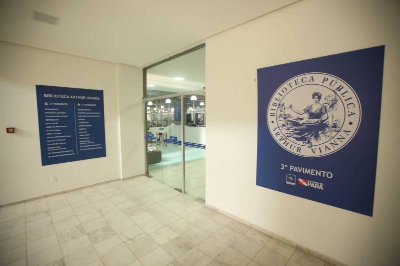 Ao entrar na Biblioteca Arthur Viana, localizada no Centro Cultural e Turístico Tancredo Neves (Centur), é possível visualizar e sentir as diferenças logo ao chegar. O espaço, que desde 2015 passava por reformas, está completamente pronto para sua reinauguração, que deve acontecer já na próxima semana. Iluminação adequada, climatização renovada, mudança de estantes e outros móveis que contribuíram para a ampliação do espaço, além de um verdadeiro upgrade em diversos espaços de convivência, serviços e estudos, trouxeram novos ares a centenária biblioteca.
FOTO: THIAGO GOMES / AG. PARÁ
DATA: 27.04.2018
BELÉM - PARÁ <div class='credito_fotos'>Foto: Thiago Gomes /Ag. Pará | <a href='/midias/2018/originais/1a02c9e0-e415-435e-8c9b-d6d9b2081c83.jpg' download><i class='fa-solid fa-download'></i> Download</a></div>