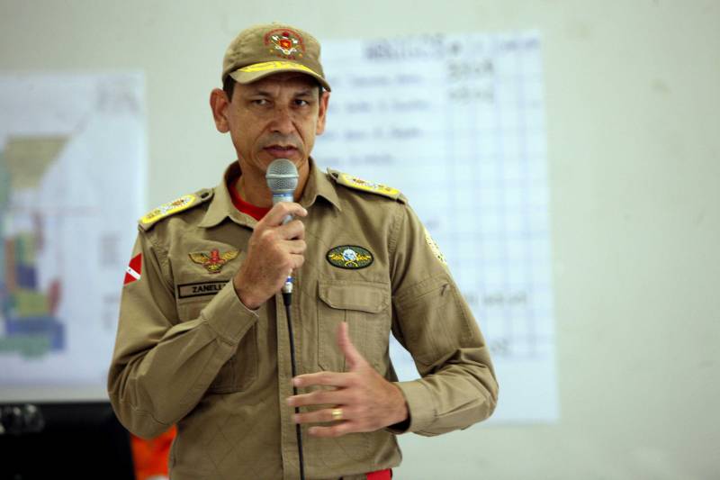 O Governador do Pará, Simão Jatene, esteve durante esta sexta-feira (13) no município de Paragominas. Além de visitar as áreas afetadas pela enxurrada que ocorreu na madrugada da quinta-feira (12), ele conversou com moradores atingidos, reuniu com autoridades municipais, secretários de estado, com o Corpo de Bombeiros e a Defesa Civil para traçar as metas e ações a serem cumpridas para restabelecer a normalidade na cidade. A forte enxurrada, que durou toda a madrugada, alagou cerca de 40% da cidade e atingiu 350 famílias. Até o momento, 13 locais foram adequados para funcionar como abrigo, entre escolas, associações, ginásios, entre outros, para receber desabrigados e desalojados. Na foto, o comandante do Corpo de Bombeiros Militar do Pará, coronel Zanelli Melo do Nascimento.

FOTO: SIDNEY OLIVEIRA / AG. PARÁ
DATA: 13.04.2018
PARAGOMINAS - PARÁ <div class='credito_fotos'>Foto: Sidney Oliveira/Ag. Pará   |   <a href='/midias/2018/originais/1a058013-15f7-40fb-aca7-1d0c5adb75c8.jpg' download><i class='fa-solid fa-download'></i> Download</a></div>