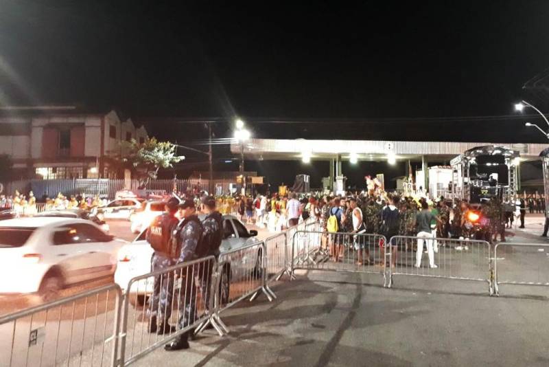 A Polícia Militar, por meio do 2º Batalhão, garantiu a segurança dos foliões durante os desfiles das escolas de samba de Belém, na noite desta sexta-feira, 9. Vinte e seis policiais militares atuaram na ação, que fez parte da Operação Carnaval Seguro 2018. Nenhuma ocorrência de grande relevância foi registrada. De acordo com o Major Luiz Octávio, Comandante do 2º Batalhão, a transferência dos desfiles das escolas de samba de Belém para a Av. Marechal Hermes este ano, foi um facilitador para os órgãos de segurança pública. “Foi extremamente tranquilo porque reuniu condições de posicionar melhor o nosso policiamento, em razão de ter apenas uma entrada e uma saída”, afirmou o oficial.
FOTO: ASCOM / PMPA
DATA: 09.02.2018
BELÉM - PARÁ <div class='credito_fotos'>Foto: ASCOM / PMPA | <a href='/midias/2018/originais/1a0629a9-a22c-432d-8875-4fc163ef6392.jpg' download><i class='fa-solid fa-download'></i> Download</a></div>