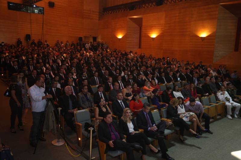 O Pará vai voltar a ter um delegado de polícia para cada município. A posse de 149 novos delegados da Polícia Civil, que aconteceu nesta segunda-feira (26) no Teatro Maria Sylvia Nunes, na Estação das Docas, vai garantir, com sobras, a cobertura completa dos 144 municípios do estado. Aprovados em concurso público, os novos delegados concluíram o curso de Formação da Polícia Civil do Pará no dia 15 deste mês. O curso foi o primeiro do Brasil a incluir sete disciplinas inéditas: Oratória, Atuação Policial frente aos Grupos Vulneráveis, Relacionamento com a Imprensa e Mídias Sociais, Abordagem Psicopatológica do Crime e da Violência, Investigação Financeira no Enfrentamento ao Crime de Lavagem de dinheiro, Noções Básicas de Enfrentamento às Fraudes Veiculares e Linguagem Brasileira de Sinais. O concurso aprovou ainda 300 investigadores, 180 escrivães e 20 papiloscopistas. Os novos policiais civis passaram por quatro meses de formação técnica e profissional na Acadepol. Com a nomeação, o próximo passo será a lotação dos novos servidores públicos nas unidades de Polícia Civil do estado, quando eles saberão em qual região do Pará trabalharão inicialmente.
FOTO: SYDNEY OLIVEIRA / AG. PARÁ
DATA: 26.02.2018
BELÉM - PARÁ <div class='credito_fotos'>Foto: Sidney Oliveira/Ag. Pará | <a href='/midias/2018/originais/1a08acc8-fa33-4785-9bf7-c18beff48628.jpg' download><i class='fa-solid fa-download'></i> Download</a></div>