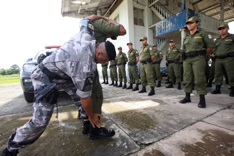 “A sociedade está prestes a receber novos policiais, profissionais prontos e treinados para defender o cidadão. Mesmo ainda não tendo encerrado o curso, já me sinto um PM. A instituição pode ter certeza que estarei sempre de pronto-emprego para atender no que ela precisar de mim”. A fala do aluno do Centro de Formação, dita nesta segunda-feira (7) durante uma aula do Curso de Formação e Aperfeiçoamento de Praças (CFAP) da Polícia Militar do Pará, demonstra o sentimento dos cerca de 2 mil homens e mulheres que estão próximos de encerrar o curso e iniciar seus trabalhos nas ruas. Em Belém, na sede do CFAP, estão em fase de conclusão da formação, cerca de 500 alunos (foto), entre homens e mulheres. Já no interior do Estado, outros 1. 500 passam pelo curso que também acontece nos municípios Conceição do Araguaia, Itaituba, Santarém, Marabá, Parauapebas, Castanhal, Santa Izabel do Pará, Tucuruí, Paragominas, Capanema, Bragança, Altamira, Barcarena, Soure e Breves. A previsão é que no início de agosto deste ano, todos já estejam efetivamente nas ruas. Aprovados no último concurso público da instituição, os futuros policiais estão desde outubro de 2017 participando de um novo modelo formação. De acordo com o major Arthur Silva, sub-comandante do CFAP, a mudança na grade do curso quase dobrou o número de horas aula.
FOTO: RODOLFO OLIVEIRA / AG. PARÁ
DATA: 08.05.2018
BELÉM - PARÁ <div class='credito_fotos'>Foto: Rodolfo Oliveira/Ag. Pará | <a href='/midias/2018/originais/1a0a1217-c95b-4588-8928-7577ebff855b.jpg' download><i class='fa-solid fa-download'></i> Download</a></div>
