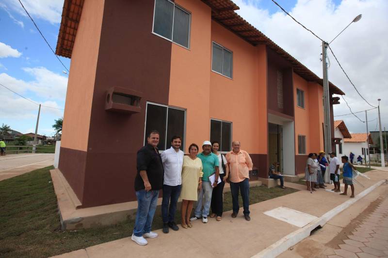 A Cohab entregou hoje(07) mais 30 unidades habitacionais do Projeto Taboquinha, em Icoaraci, que contempla a construção de moradias e infraestrutura urbana, incluindo a recuperação ambiental em torno do Igarapé Tabocão, propiciando a retomada das atividades dos pescadores da área. O projeto prevê ainda a entrega de mais 20 unidades habitacionais, o que deverá ocorrer em 2019. Seu Luís França, de 85 anos, foi um dos primeiros a chegar para a entrega das unidades habitacionais do Taboquinha. Ele ficou emocionado ao receber as chaves de sua nova casa. "Hoje é um dia de alegria pra mim, agradeço a todos que trabalharam nesse projeto, pra dar essa casa para nós", disse o idoso que irá morar com a filha no novo endereço.

FOTO: SIDNEY OLIVEIRA / AG. PARÁ
DATA: 07.12.2018
ICOARACI - PARÁ <div class='credito_fotos'>Foto: Sidney Oliveira/Ag. Pará   |   <a href='/midias/2018/originais/1a0e0298-a972-4366-9cbb-5414aca31c39.jpg' download><i class='fa-solid fa-download'></i> Download</a></div>