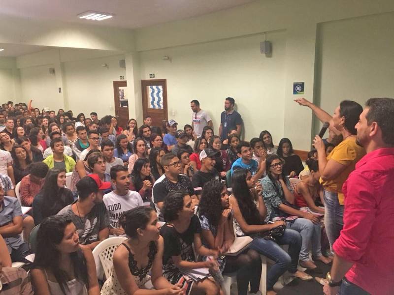 O Pro Paz Enem realizou três aulões neste final de semana, sempre com auditórios e salas lotados de estudantes motivados a pegarem as melhores dicas de estudo e preparação para o Exame Nacional do Ensino Médio (Enem), que este ano será realizado nos dias 4 e 11 de novembro. No domingo (15) foi a vez de Belém receber o segundo aulão. Assim como no aulão inaugural, em março, os alunos lotaram o auditório da Estácio na José Malcher e aproveitaram bastante cada aula. Além da capital, outras cidades também estão recebendo os aulões aos finais de semana. A caravana já esteve em Bragança, Castanhal (foto) e São Francisco (foto), mas ainda vai passar por Benevides, Ananindeua, Breves, Paragominas, Soure, Santarém, Marabá, Abaetetuba, Santa Izabel, Curuçá, Tucuruí, São Miguel do Guamá, Moju, Rondon do Pará, Parauapebas e Viseu.
FOTO: ASCOM / PRO PAZ
DATA: 14.04.2018
CASTANHAL - PARÁ <div class='credito_fotos'>Foto: ASCOM PRO PAZ | <a href='/midias/2018/originais/1a18b671-291f-4389-ad4b-0716c12bd500.jpg' download><i class='fa-solid fa-download'></i> Download</a></div>