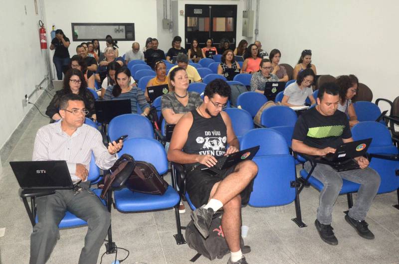 O celular, até então, grande vilão durante as aulas das escolas convencionais, promete ser um grande aliado da educação a partir da capacitação do Sedutec – programa que a Secretaria de Educação do Pará (Seduc), implanta na rede pública de ensino para disseminar o uso das ferramentas do Google para Educação, no âmbito das escolas e da gestão.

FOTO: ELISEU DIAS / ASCOM SEDUC
DATA: 25.05.2018
BELÉM - PARÁ <div class='credito_fotos'>Foto: Eliseu Dias / Ascom Seduc   |   <a href='/midias/2018/originais/1a25d3ef-de76-45d5-b617-4ac55472ff1e.jpg' download><i class='fa-solid fa-download'></i> Download</a></div>