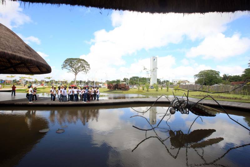 Olha, mãe, o mosquito que dá doença. Água parada dá dengue, né?”. Foram essas as palavras da pequena Valentina Marie, de apenas 2 anos e oito meses, ao avistar a escultura em forma de um mosquito, instalada no lago do Parque Estadual do Utinga (Peut). Com a simplicidade genuína das crianças, ela traduziu a proposta de arte educativa da peça que vem virando atração no novo ponto turístico do Estado. Na manhã da última quinta-feira (22), a escultura em fibra de vidro mais uma vez chamou atenção, dessa vez de estudantes das redes municipal e estadual, que participaram da primeira visita técnica ao parque. A visita ao Parque do Utinga fez parte das atividades da V Conferência Nacional Infantojuvenil pelo Meio Ambiente, que este ano trabalha o tema “Vamos cuidar do Brasil cuidando das águas” e vem mobilizando educadores em projetos de educação ambiental. Durante a excursão, os estudantes ouviram sobre a importância do espaço como uma unidade de conservação estadual, criada para preservar ecossistemas e mananciais, como os lagos Bolonha e Água Preta, que abastecem cerca de 70% da população de Belém.
FOTO: SIDNEY OLIVEIRA / AG. PARÁ
DATA: 23.03.2018
BELÉM - PARÁ <div class='credito_fotos'>Foto: Sidney Oliveira/Ag. Pará | <a href='/midias/2018/originais/1a26e3b3-31c3-48a6-9476-21facaf28a3a.jpg' download><i class='fa-solid fa-download'></i> Download</a></div>