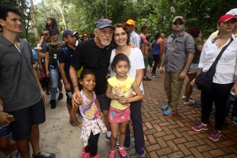 Uma reabertura feita a milhares de mãos. A fita inaugural colocada no inicio da trilha principal do Parque do Utinga foi rompida por mais de cinco mil pessoas ansiosas pelo inicio da caminhada, marcando o segundo dia da programação de reabertura do mais novo espaço paraense de lazer e interatividade com a natureza. Misturado aos populares, o governador Simão Jatene andou os quatro quilômetros que separam a entrada do parque ao seu ponto final, o Recanto da Volta.
FOTO: THIAGO GOMES / AG. PARÁ
DATA: 17.03.2018
BELÉM - PARÁ <div class='credito_fotos'>Foto: Thiago Gomes /Ag. Pará | <a href='/midias/2018/originais/1a27ef3f-84b4-4bac-9e8a-59a59206c751.jpg' download><i class='fa-solid fa-download'></i> Download</a></div>