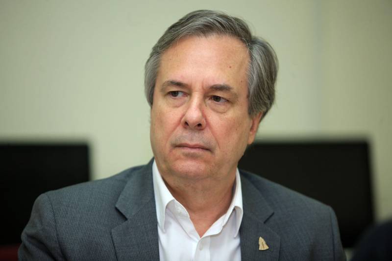 Com a chegada do verão, as obras de prolongamento da Avenida João Paulo II entram em ritmo acelerado. A partir do final desta semana, o número de operários envolvidos na obra, que hoje chega a 350, vai passar a ser de 600, o que garantirá maior celeridade na conclusão das obras, previstas para até o final de julho. “Faltam menos de 10% para que a gente conclua toda a obra. São detalhes de pavimentação nas vias de acesso, calçada, gradil, iluminação, o que a gente chama de acabamento. E nesse acabamento, incluímos também as passarelas, que são montadas fora e, a partir daí, são levadas para o canteiro de obra e colocadas em seus devidos lugares. As passarelas são importantes para segurança dos pedestres que vão precisar atravessar a João Paulo. Da mesma forma, a sinalização horizontal e vertical são fundamentais para circulação dos pedestres, motoristas, motociclistas e ciclistas por toda a avenida. A expectativa é que possamos entregar o mais breve possível o prolongamento da Avenida João Paulo II à população, de forma a garantir melhoria da qualidade de vida, saúde, lazer, mobilidade e mais segurança para quem mora nessa área”, informa o diretor geral do Núcleo de Gerenciamento de Transportes Metropolitano (NGTM), César Meira (foto).

FOTO: MÁCIO FERREIRA / AG. PARÁ
DATA: 12.06.2018
BELÉM - PARÁ <div class='credito_fotos'>Foto: MÁCIO FERREIRA/ AG. PARÁ   |   <a href='/midias/2018/originais/1a2e22af-8b61-485a-8751-7e4c49d99ae6.jpg' download><i class='fa-solid fa-download'></i> Download</a></div>