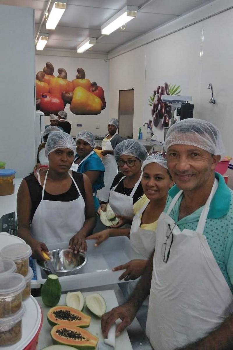 Desde a implantação do projeto Frutificando Saberes e Sabores 742 pessoas foram capacitadas com a finalidade de otimizar ações dos agricultores e suas famílias, e servir de estímulo às iniciativas de agroindustrialização na busca de processos tecnológicos adequados, melhoria de qualidade do alimento, e expansão das oportunidades de geração de renda e emprego. O Projeto já percorreu os municípios de Abaetetuba, Belém, Castanhal, Capitão Poço, Igarapé-Miri, Marituba, Tailândia e Irituia. Está em São Miguel do Guamá. Em São Miguel do Guamá duas turmas concluíram o curso de Processamento de Frutas (foto), dentro do projeto Frutificando, no último dia 25. A multiplicadora foi a engenheira agrônoma Maria Margarete de Araújo Salomão. As demais turmas no município ocorrerão ao longo de junho e finalizarão no início de julho. Cada turma possui 21 alunos, totalizando 147 pessoas capacitadas em São Miguel.
FOTO: ASCOM / EMATER
DATA: 02.06.2018
SÃO MIGUEL DO GUAMÁ - PARÁ <div class='credito_fotos'>Foto: ASCOM EMATER | <a href='/midias/2018/originais/1a314d6f-bbcb-41de-a2fe-2178250542b6.jpg' download><i class='fa-solid fa-download'></i> Download</a></div>