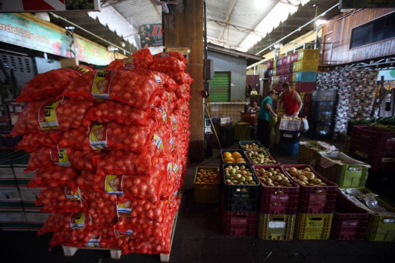 Quem foi às Centrais de Abastecimento do Pará (Ceasa-PA) nesta segunda-feira (4) já conseguiu adquirir diversos hortifrutigranjeiros que estavam em falta por conta da greve dos caminhoneiros. O movimento, que durou mais de 10 dias em todo o país, prejudicou o abastecimento desses produtos em quase todas as cidades brasileiras.

FOTO: SIDNEY OLIVEIRA / AG. PARÁ
DATA: 04.06.2018
BELÉM - PARÁ <div class='credito_fotos'>Foto: Sidney Oliveira/Ag. Pará   |   <a href='/midias/2018/originais/1a358ae1-a412-4ed0-a982-c8178d6e22f5.jpg' download><i class='fa-solid fa-download'></i> Download</a></div>