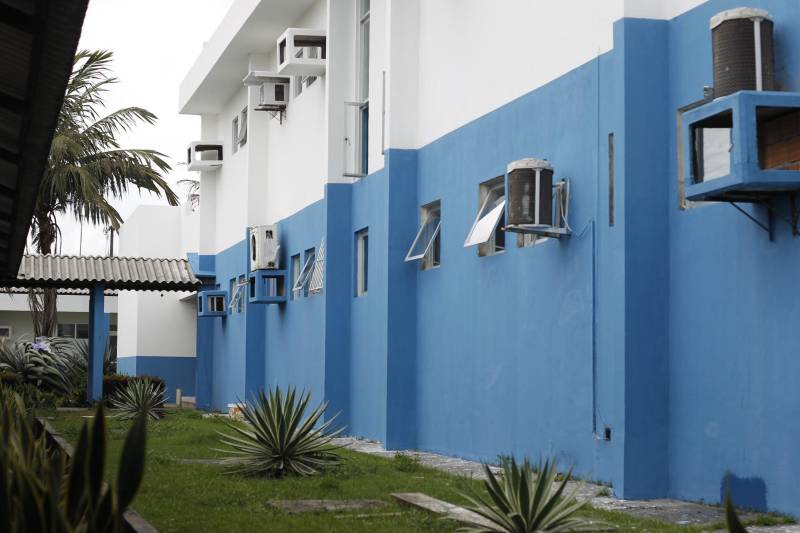 A Superintendência do Sistema Penitenciário do Estado (Susipe), através da Diretoria de Assistência Biopsicossocial (DAB) fechou uma parceria com o Centro de Perícias Renato Chaves (CPC) para viabilizar a redução do número de processos de perícias psiquiátricas demandadas por juízes. Já foram realizados dois mutirões de atendimento, onde foram feitas 23 perícias de uma demanda reprimida de mais de 50 casos. Até o fim de dezembro será realizado mais um mutirão. Os internos do sistema prisional do Estado que apresentam algum tipo de transtorno mental são encaminhados para o HGP (foto), que fica no Complexo Penitenciário de Santa Izabel. Atualmente, a unidade tem 83 vagas, mas atende 235 internos e internas da Susipe. Muitos apenados encaminhados para essa unidade sofrem com síndrome de abstinência de drogas e também é trabalho do psiquiatra diferenciar esses internos, não só para resolver uma questão de excedente de vagas, mas para também acelerar o processo dos presos que realmente têm algum transtorno mental, junto aos juízes.

FOTO: AKIRA ONUMA / ASCOM SUSIPE
DATA: 07.12.2018
SANTA IZABEL - PARÁ
 <div class='credito_fotos'>Foto: Akira Onuma / Ascom Susipe   |   <a href='/midias/2018/originais/1a3616e9-33a0-406b-ad4e-7ce3c043e377.jpg' download><i class='fa-solid fa-download'></i> Download</a></div>