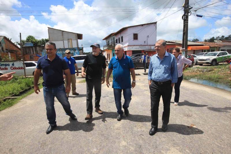 O governador Simão Jatene (foto) está no município de Bragança, nordeste do Estado, neste sábado (19), para visitar algumas das localidades atingidas pelas enchentes provocadas pelas chuvas do início da semana. A Defesa Civil Estadual está articulando as secretarias de Estado para atender às pessoas afetadas pelos alagamentos. Até o momento são três famílias desabrigadas e mais de três mil pessoas afetadas, principalmente na comunidade de Maranhãozinho. A prefeitura decretou estado de alerta. Uma sala de situação foi montada no município para o gerenciamento das ações que atendem às famílias.
FOTO: RODOLFO OLIVEIRA / AG. PARÁ
DATA: 19.05.2018
BRAGANÇA - PARÁ <div class='credito_fotos'>Foto: Rodolfo Oliveira/Ag. Pará | <a href='/midias/2018/originais/1a3eece9-1718-4e9f-8bba-5270be16c5ab.jpg' download><i class='fa-solid fa-download'></i> Download</a></div>