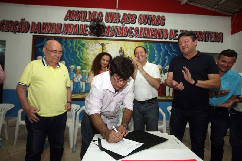Em Tracuateua, o evento ocorreu no Salão da Marujada. O prefeito Tamariz Cavalcante comentou o trabalho da prefeitura realizado na área de saúde, e que os 4 km de asfaltamento irão contribuir com outra reivindicação dos moradores do município.
FOTO: SIDNEY OLIVEIRA / AG. PARÁ
DATA: 14.06.2018
TRACUATEUA - PARÁ <div class='credito_fotos'>Foto: Sidney Oliveira/Ag. Pará | <a href='/midias/2018/originais/1a411525-1c5c-4e66-b1dd-6a5c84e7c60e.jpg' download><i class='fa-solid fa-download'></i> Download</a></div>