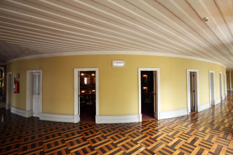 O aposentado Mário Printes, 74 anos, tem o costume de visitar o Theatro da Paz pelo menos uma vez ao mês. É apaixonado pela arquitetura e história do lugar e, se instigado, é capaz de falar horas sobre ele. Nesta quinta-feira (15), dia no qual o espaço completa 140 anos, o aposentado estava na fila para retirar o ingresso do concerto da Amazônia Jazz Band, que marcará, nesta mesma noite, o aniversário do prédio centenário. “Não poderia ficar de fora dessa programação. Seria como não prestigiar um amigo próximo e querido no dia do seu aniversário”, disse Mário. Com a regência do maestro Nelson Neves e a cantora Simone Almeida como convidada especial, o concerto “Celebrando Theatro da Paz e Waldemar Henrique” comemora o aniversário de 140 anos do teatro e 113 anos do maestro paraense – que nasceu na mesma data de fundação da casa. A entrada é gratuita e o espetáculo começa às 20 horas.
FOTO: SIDNEY OLIVEIRA / AG PARÁ
DATA: 15.02.2018
BELÉM - PARÁ <div class='credito_fotos'>Foto: Sidney Oliveira/Ag. Pará | <a href='/midias/2018/originais/1a4ed6c3-cf7f-48cc-b151-9483a2916a54.jpg' download><i class='fa-solid fa-download'></i> Download</a></div>
