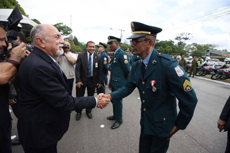A cerimônia pelo Dia de Tiradentes, patrono das polícias militares do Brasil, este ano, no Pará, teve um toque especial. Na manhã desta quinta-feira, 20, no Comando Geral da Polícia Militar do Estado, foram oficializadas as promoções de 539 policiais e entregues 170 novos veículos para a corporação. O governador Simão Jatene participou da cerimônia. A frota vai ajudar no combate à criminalidade na região metropolitana de Belém e interior do estado. Dos 170 veículos entregues para reforçar o policiamento, 60 são motocicletas, 60 viaturas modelo Palio Weekend com cela e 50 Pick-ups, com cela, todos em regime de locação, que serão somados à frota. Serão investidos mensalmente 4 milhões de reais. As 539 promoções beneficiam policiais militares da capital e do interior do estado, sendo 462 praças e 77 oficiais. “Eu me sinto lisonjeada e quero chegar à capitã”, disse Rejane Santa Brígida Miranda, promovida de soldado a cabo. “Fico feliz também por termos um plano seguro, de carreira e me sinto prestigiada na carreira que escolhi”, completou Rejane.
FOTO: ANTÔNIO SILVA / AG APRÁ
DATA:20.04.2018
BELÉM - PARÁ <div class='credito_fotos'>Foto: ANTONIO SILVA / AG. PARÁ | <a href='/midias/2018/originais/1a5287d1-2f7c-4e2a-86b2-733b5efc5c06.jpg' download><i class='fa-solid fa-download'></i> Download</a></div>