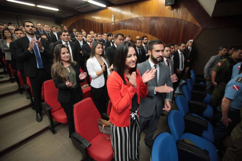 “Hoje finalizamos todas as etapas do concurso público, mas começamos uma outra, que é o trabalho efetivo dos novos policiais que irão reforçar a segurança pública em todo o Estado”, destacou o delegado geral da Polícia Civil, Rilmar Firmino, durante a posse dos 141 novos integrantes da corporação aprovados para o cargo de delegado. A cerimônia ocorreu na noite desta terça-feira (27), no auditório A da Delegacia-Geral, em Belém, e contou com a presença do governador Simão Jatene. O governador parabenizou a todos pela aprovação e pela escolha de um cargo público tão importante que é o de proteger a população. “Vocês não estão sozinhos. A responsabilidade é grande e os desafios são maiores ainda, mas estamos trabalhando para que, juntos, possamos fazer uma polícia melhor e assim prestar um melhor serviço à população”, disse Simão Jatene.
FOTO: MÁCIO FERREIRA / AG. PARÁ
DATA: 27.03.2018
BELÉM - PARÁ <div class='credito_fotos'>Foto: MÁCIO FERREIRA/ AG. PARÁ | <a href='/midias/2018/originais/1a592850-de03-4c6d-8143-093f5113f4b5.jpg' download><i class='fa-solid fa-download'></i> Download</a></div>