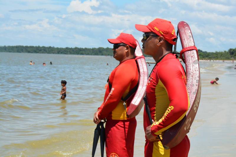 A terça-feira de Carnaval (13) nas praias do município de Barcarena foi marcada pelo trabalho de prevenção e de orientação aos frequentadores. Militares do Corpo de Bombeiros trabalharam intensamente no quarto dia da Operação Carnaval 2018 nas praias e blocos de rua, a fim de garantir a segurança de todos. A festa em Barcarena só terminará na Quarta-feira de Cinzas, com atrações musicais. As praias de Caripi, Vila do Conde, Cupiranga e Sirituba receberam o reforço do efetivo militar para atender os banhistas em qualquer situação. Com a tranquilidade nas praias, não houve registro de ocorrências graves, resultado do trabalho preventivo realizado pelo 6° Grupamento de Bombeiros Militar de Barcarena.
FOTO: ASCOM / CBMPA
DATA: 13.02.2018
BARCARENA - PARÁ
<div class='credito_fotos'>Foto: ASCOM / CBMPA | <a href='/midias/2018/originais/1a5bda37-d647-4eec-86bd-65f5efebdf3a.jpg' download><i class='fa-solid fa-download'></i> Download</a></div>