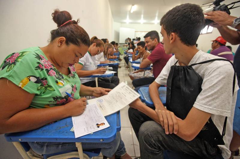 “Perdi todos os documentos na chuva, assim como quase tudo de dentro da casa. Poder tirar os documentos hoje, menos de uma semana depois do desastre e tudo de graça, é bom, chegou na hora certa e vai ajudar muita gente mesmo”. A fala é Adriano Pinheiro, morador do bairro Angelim, um dos 15 afetados pela forte enxurrada que alagou 40% do município de Paragominas, no nordeste paraense, na semana passada. Ele se soma a outras centenas de pessoas que estiveram nesta terça-feira (17), na Escola Municipal Anésia da Costa Chaves, primeiro local da Caravana do ProPaz no município (foto). Semelhante as demais ações do ProPaz Cidadania, o programa está viabilizando no município a emissão de 2ª via de Certidão de Nascimento, Registro Geral (RG), 2ª via de CPF, carteira social (mudança de gênero), fotos para os documentos e a carteira do ID Jovem, que possibilita a jovens de 15 a 29 anos, diversos benefícios, entre eles, meia passagem em trajetos interestaduais.
FOTO: SIDNEY OLIVEIRA / AG. PARÁ
DATA: 17.04.2018
PARAGOMINAS - PARÁ
<div class='credito_fotos'>Foto: Sidney Oliveira/Ag. Pará | <a href='/midias/2018/originais/1a629e1f-4986-4ff2-9254-b21453087656.jpg' download><i class='fa-solid fa-download'></i> Download</a></div>